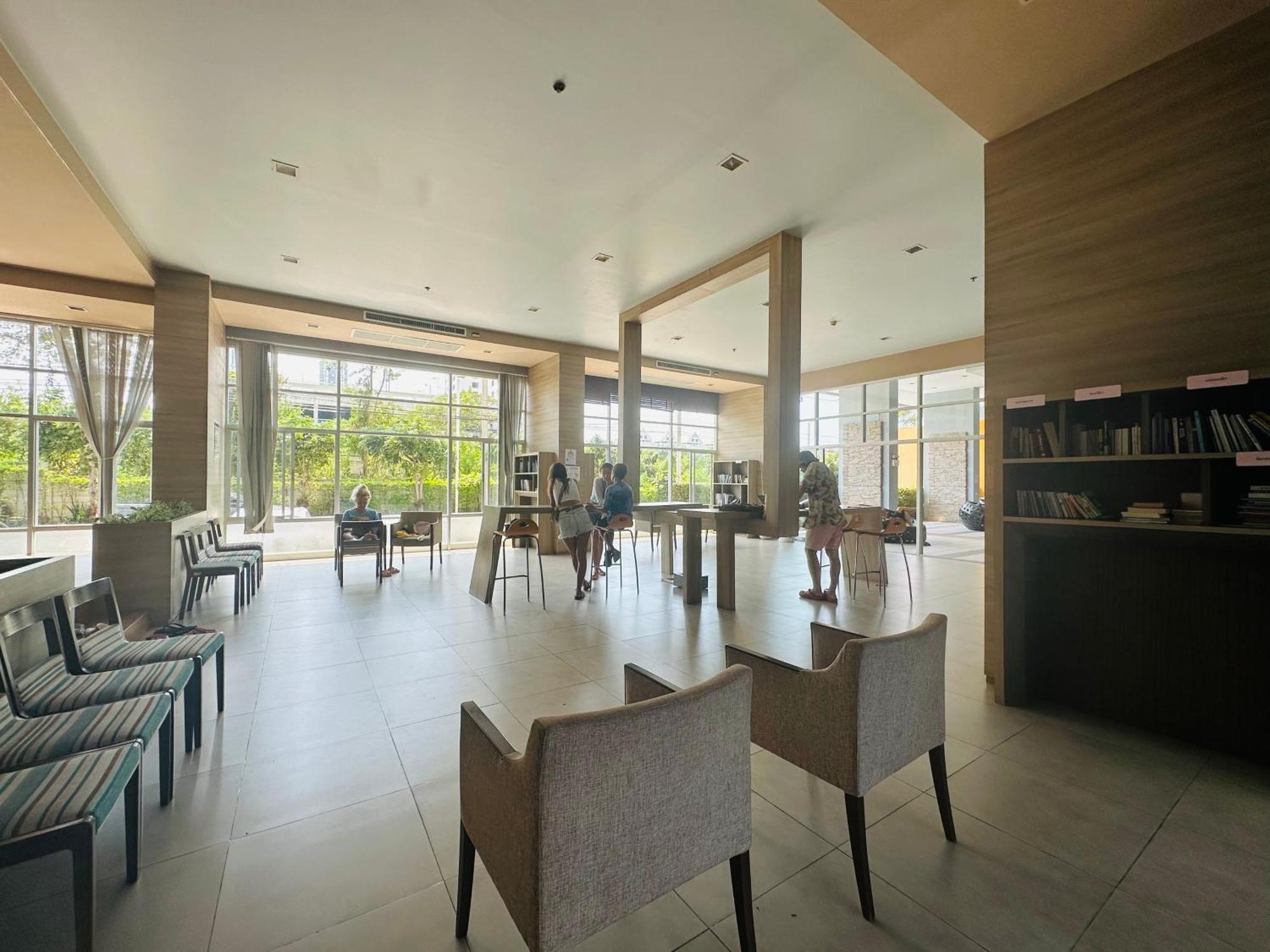 Seaview Beach Room Lumpini-Pool And Gym Face To Ocean Pantai Jomtien Bagian luar foto