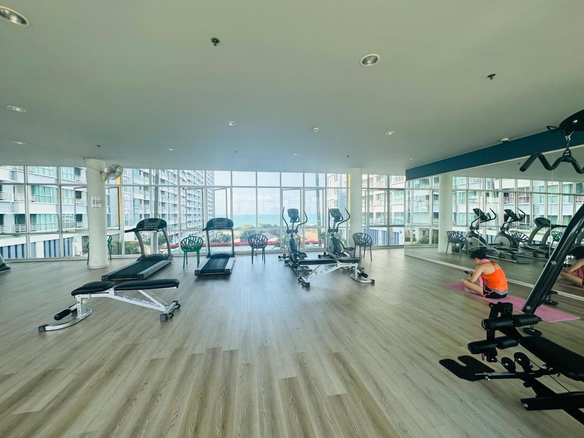 Seaview Beach Room Lumpini-Pool And Gym Face To Ocean Pantai Jomtien Bagian luar foto