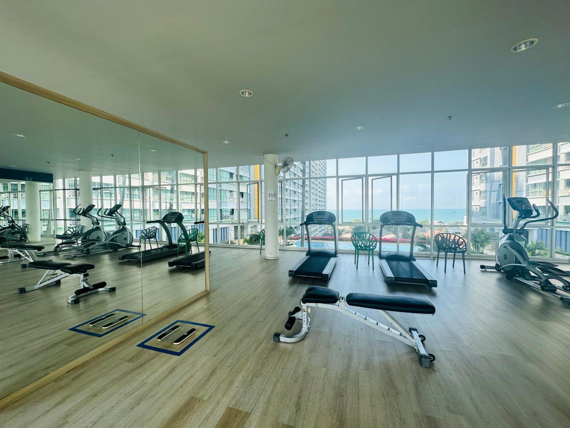 Seaview Beach Room Lumpini-Pool And Gym Face To Ocean Pantai Jomtien Bagian luar foto